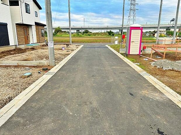 きれいに舗装された開発道路
