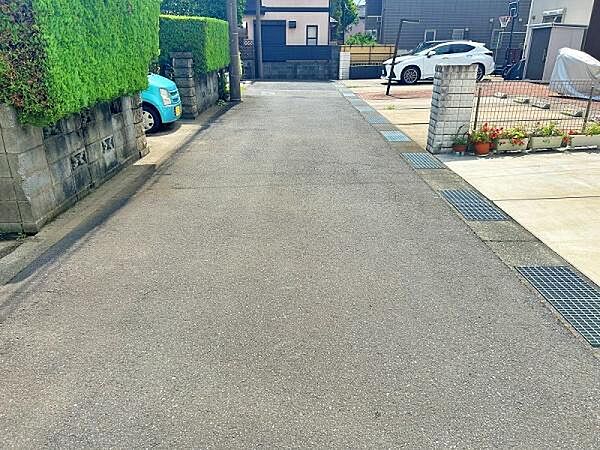 交通量が少なめな4ｍの前面道路で安心です