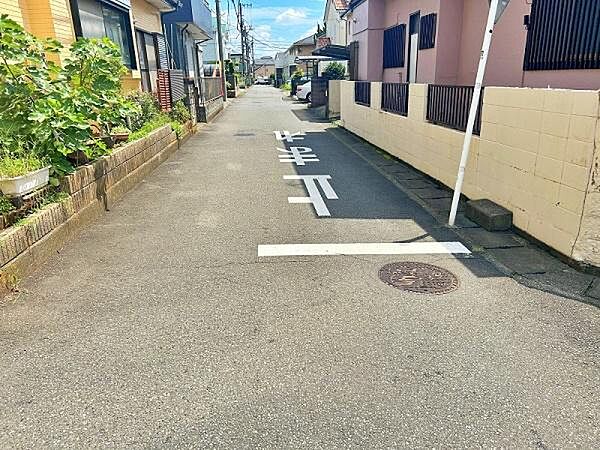 交通量が少なめな前面道路で安心です
