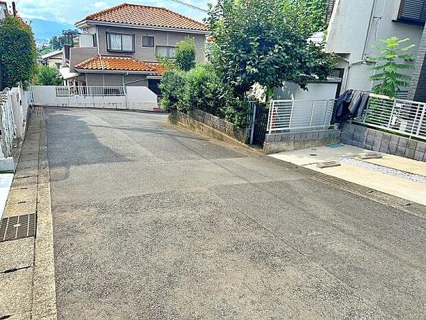 5.2mの広々とした前面道路