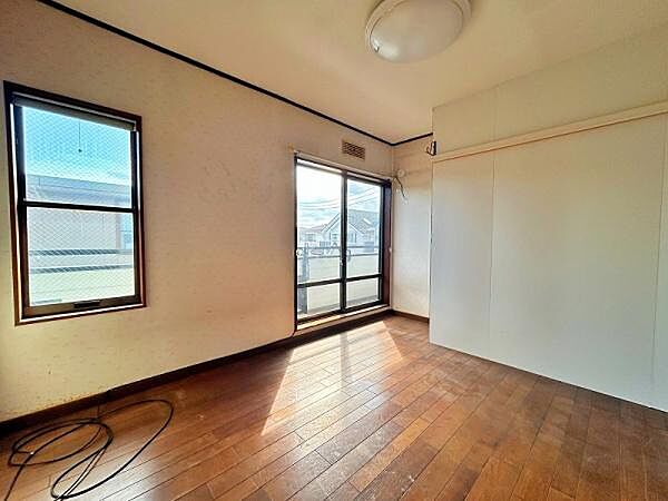 バルコニーに面した明るい洋室