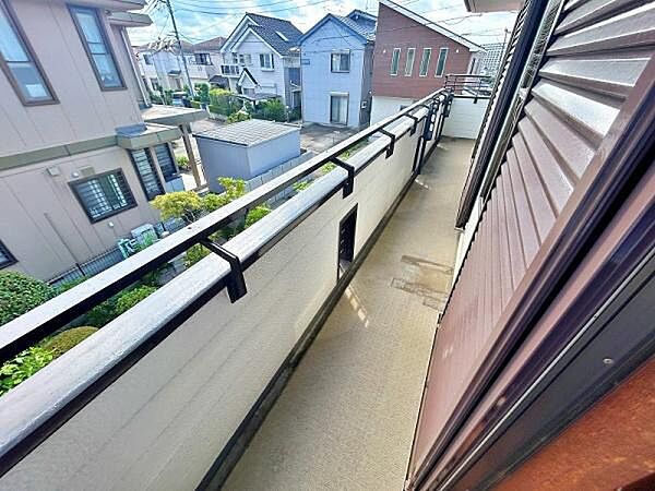 南西向きの明るいバルコニー
