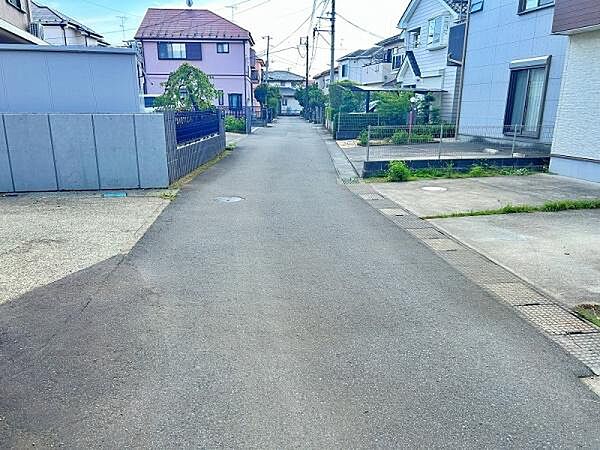 交通量が少なめな前面道路で安心です