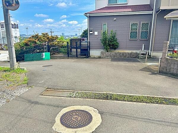 交通量が少なめな前面道路で安心です