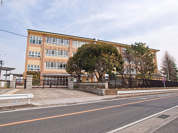 綾瀬市立綾瀬小学校まで1063m