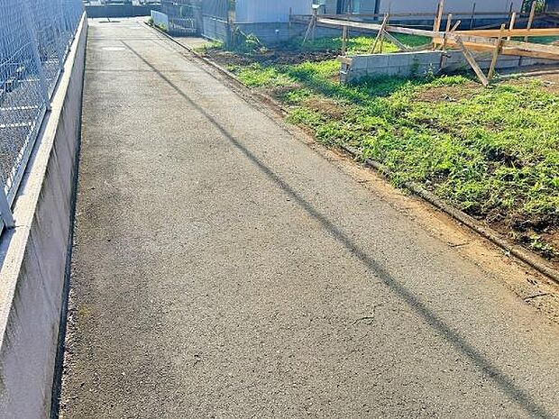 交通量が少なめな前面道路で安心です