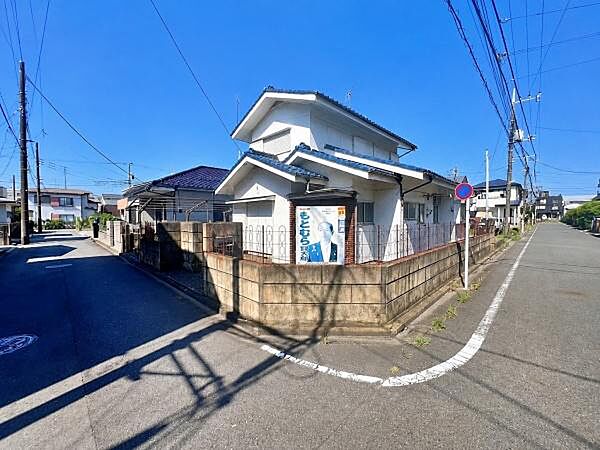2方向道路に面した角地で開放感があります