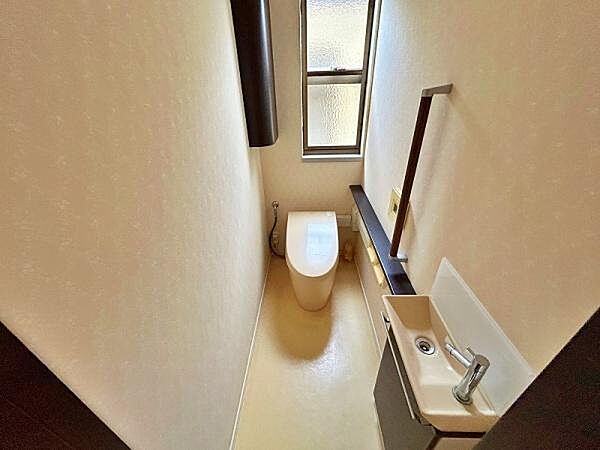 2階のトイレにも手洗いがあります