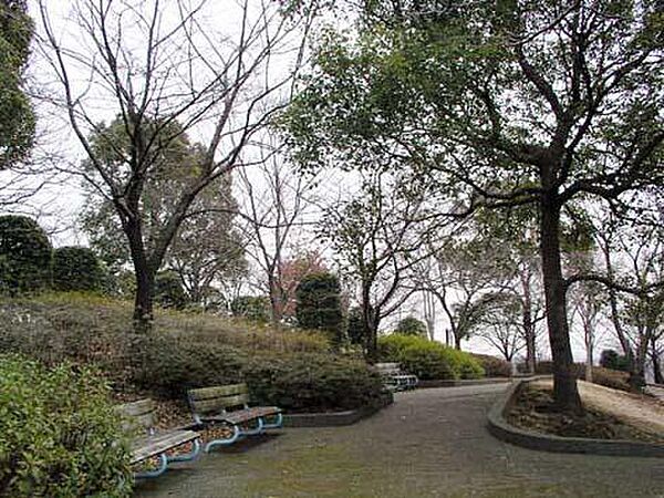 鳶尾中央公園まで832m