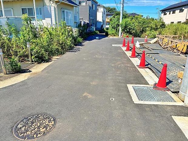 交通量が少なめな前面道路で安心です