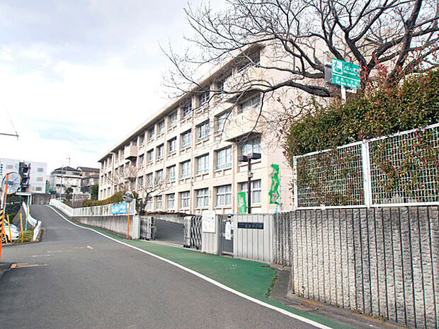 厚木市立依知中学校まで565m