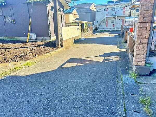 交通量が少なめな前面道路で安心です