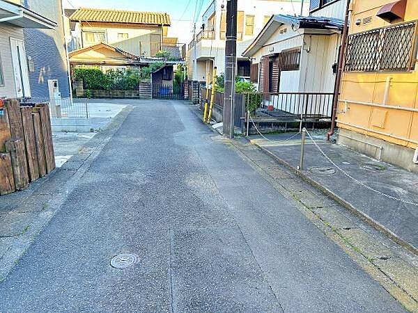 交通量が少なめな前面道路で安心です