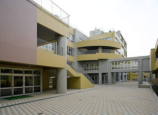 海老名市立東柏ケ谷小学校まで794m