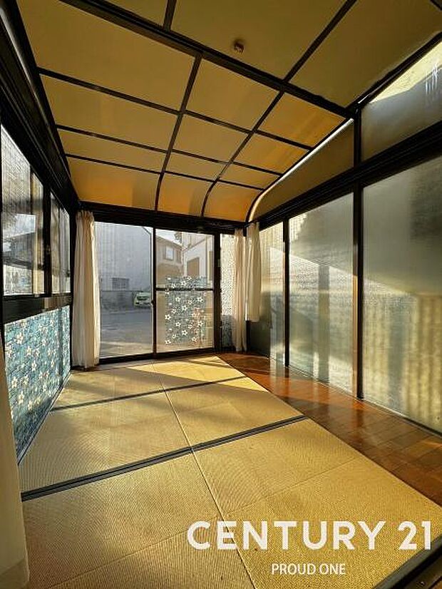 1階フリールームの天井です☆ガラス張りになっておりますので夜空を見ながらゆっくりしたり、日中は日光が差し込むので洗濯物干しスペースとしても利用可能☆