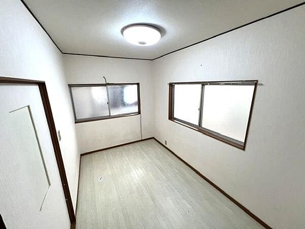 ・明るいカラーで、爽やかな空間の洋室です♪