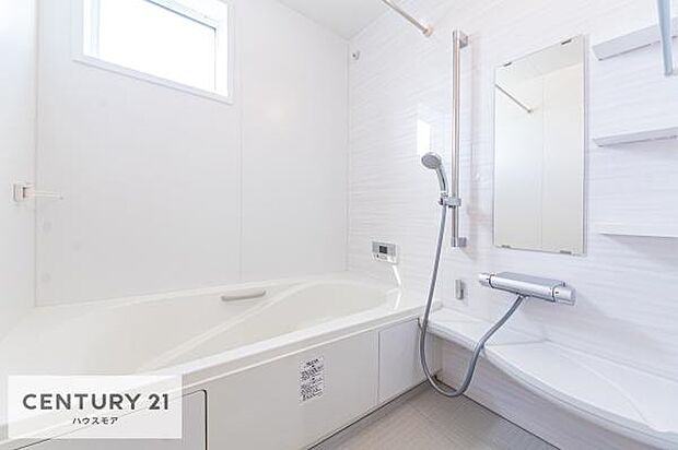 白を基調とした清潔感のあるバスルームです！曲線が柔らかく快適なバスタイムが送れます！浴室乾燥機付きで換気もスムーズ！