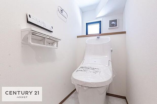 1・2階にトイレがございます！朝の忙しい時間帯も待たずにすみそうですね。白を基調とした清潔感のあるトイレです。小窓付きですぐに空気を入れ替えることができるのも嬉しいポイントです。