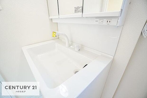 白を基調とした洗面台は、お掃除がしやすいです！清潔感あふれる洗面所は気持ちがいいですよね！