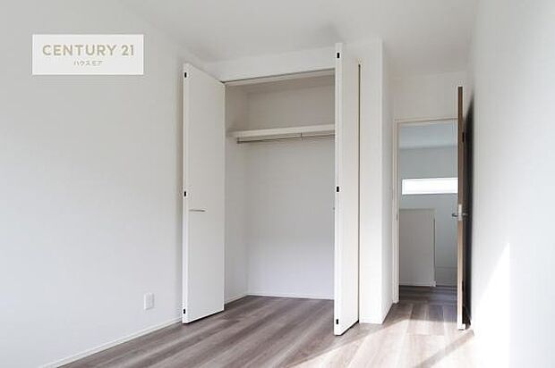 収納スペースがついています！居室をスッキリ整頓する事ができますね。家具を選ばないシンプルなデザインの為、家具を選ばずお気に入りの空間作りができそうですね。