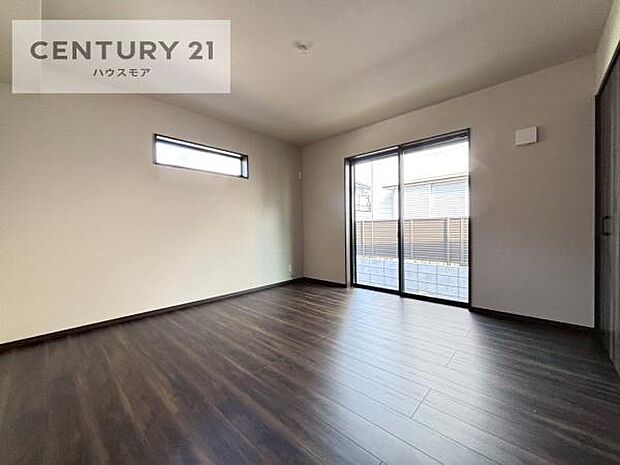 柔らかい陽光が差し込む明るいお部屋を演出する設計。彩光の取れる窓が気持ちの良いお部屋を創り上げます。朝の目覚めがスッキリします!