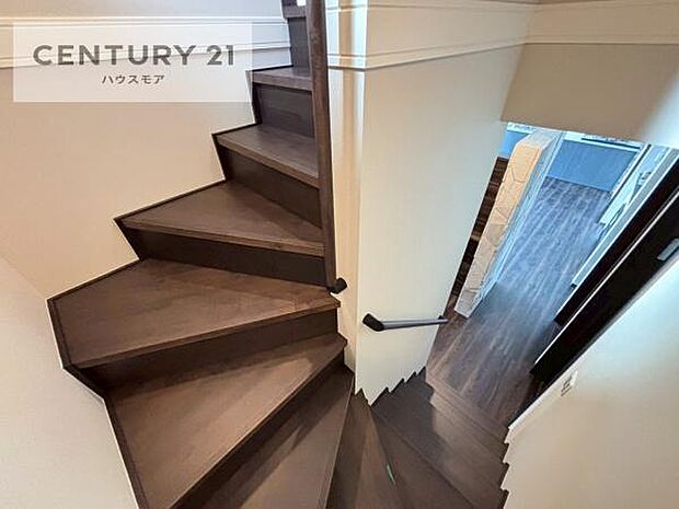 階段は明るく手摺りもついています。お子様やご年配の方も安心してご利用頂けますね。