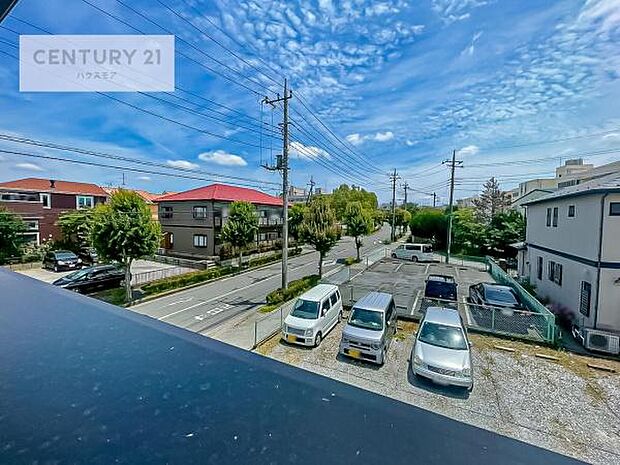 落ち着きある住宅街、気持ちの良い風が通り抜ける街並みです。晴れた日には青い空を見渡せる開放的な時間を楽しめます。気持ちの良い風が通り抜ける街並みです！