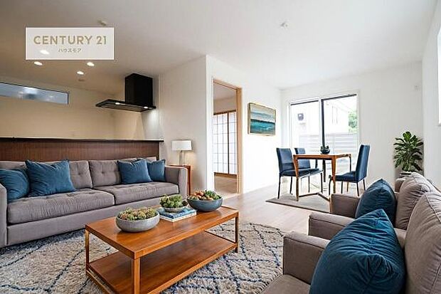 家具はCGパースです。心地良いリビングは家族が自然と集まります。家族団欒の時間が増えそうです。ご家族と、より一層充実した時間を過ごせそうですね。明るく開放的な空間です。