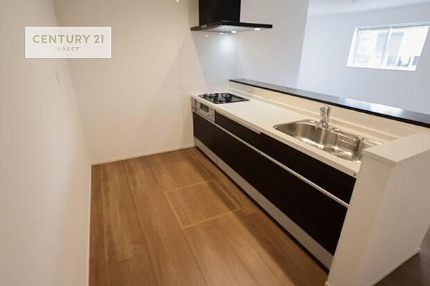 大人気の対面式システムキッチンを採用しています!ご家族のコミュニケーションが自然と増える設計です。お子様にも目が届くので嬉しいですね。収納力もあります!