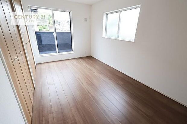 バルコニーに面した洋室。優しい光が差し込む洋室は、朝の目覚めも気持ちが良さそうですね。おうち時間もゆったりと過ごすことができます。