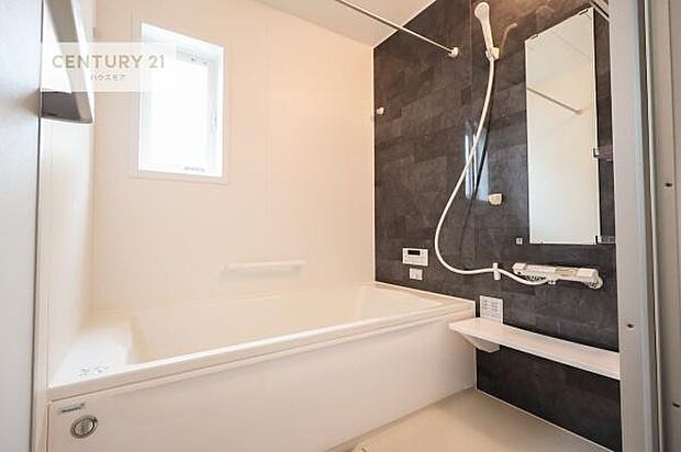 落ち着きある大人の雰囲気のバスルームは、味が出ていてバスタイムが充実!お仕事頑張っているご褒美にお好みの匂いの入浴剤を入れて、楽しんでみてはいかがでしょうか?