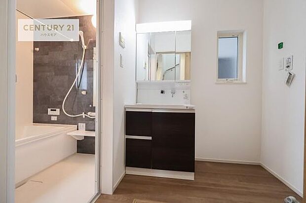 小窓付きの明るい洗面室です!湿気もすぐに入れ替えができて清潔に保つことができます!自然光が差し込むのでお化粧の仕上がりも良くなりますね!