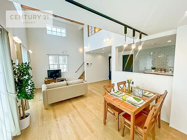 広々ダイニングスペース！ゆったりお食事。笑い声響く楽しい時間が過ごせます。日々の疲れも癒されます！配膳や後片付けも便利です！