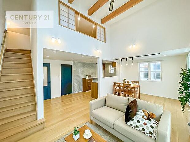 開放感のある広々LDK！ソファーやダイニングテーブルを置いても窮屈にならないので快適に過ごせます！コミュニケーションが取りやすいリビングです！