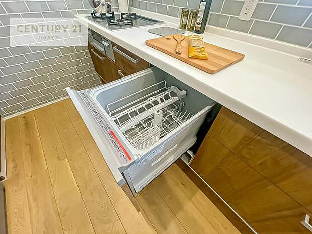 食洗機付き！忙しい時や冬場は手荒れ防止として大活躍します！ビルトイン仕様なので、場所も取らず調理スペースも広く使えて手際よく作業が出来ます！
