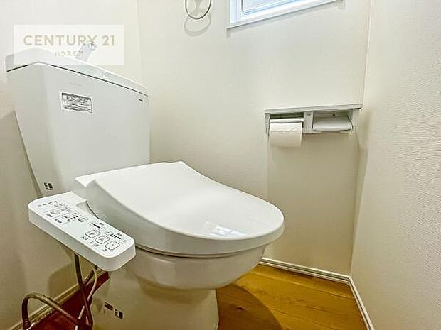 1・2階にトイレがございます！朝の忙しい時間帯も待たずにすみそうですね。白を基調とした清潔感のあるトイレでお手入れがしやすいです！