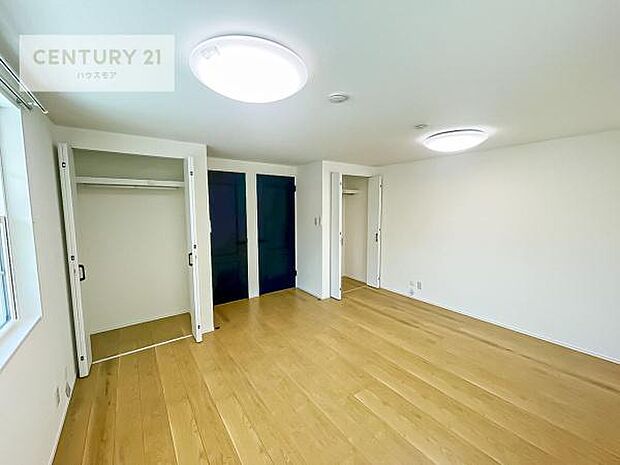 洋室は子供部屋や寝室、色々と用途多彩に利用できますね。収納力もたっぷりなので、広々気持ちよく過ごすことができます。