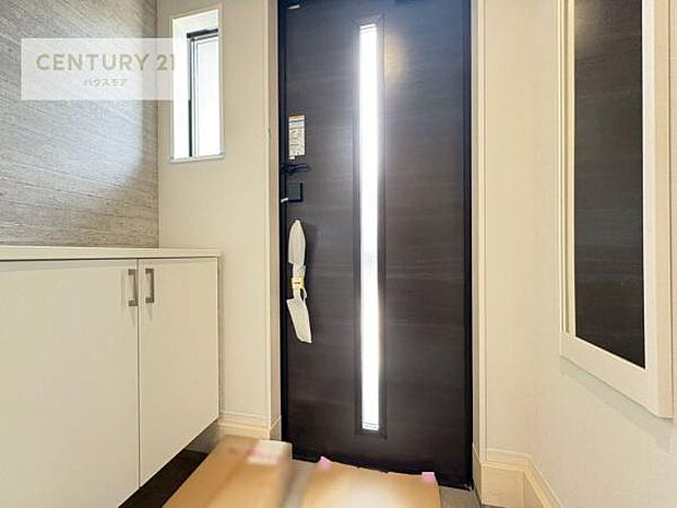 シューズボックス付きなので、玄関が片付きお掃除がしやすいです!スッキリした玄関で戸を開けた瞬間、清潔感のある心地いい空間が出迎えてくれます。