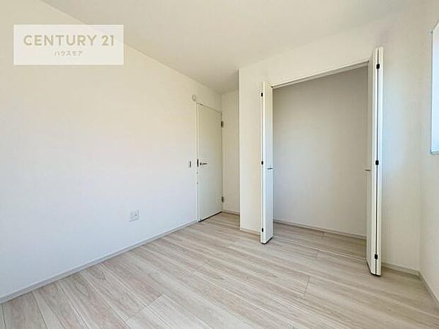 掃き出し窓がないお部屋は、お子様のお部屋としても安心です!収納スペースも充実しているので散らかったお部屋をサッと片付けられます!