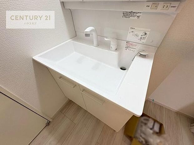 洗面台のボウルが深く床に水が跳ねにくいです!それにお掃除がしやすい使い勝手の良い白を基調とした清潔感のある洗面台で気持ちよくお使いいただけます!