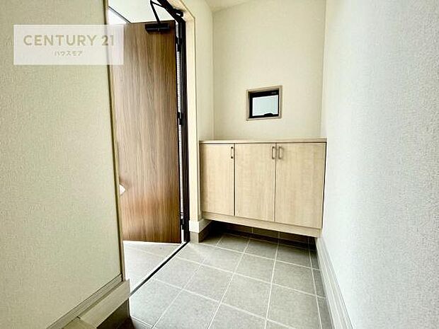 シューズボックス付きなので、玄関が片付きお掃除がしやすいです！スッキリした玄関で戸を開けた瞬間、清潔感のある心地いい空間が出迎えてくれます。