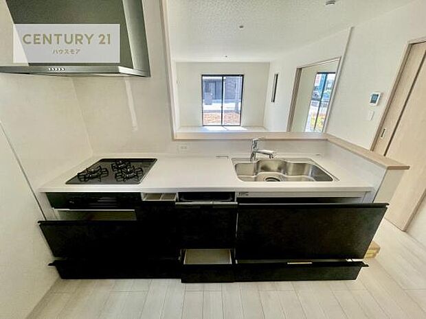 収納スペースが豊富で、調理スペースがスッキリと片付きひろ〜く活用できます！快適に作業ができます！毎日の料理が捗ります！