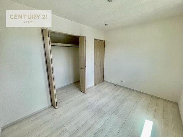 掃き出し窓がないお部屋は、お子様のお部屋としても安心です！収納スペースも充実しているので散らかったお部屋をサッと片付けられます！