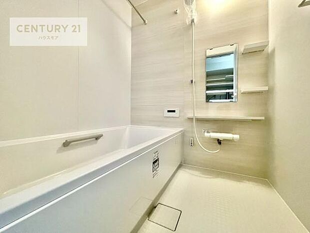 白を基調とした清潔感のあるバスルーム！快適なバスタイムが送れます！1日の疲れをしっかりと癒してくれる素敵なリラクゼーション空間になりそうですね。