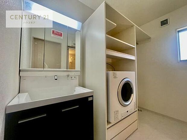 三面鏡仕様の洗面所は、身だしなみがしやすい造り！裏は収納になっています。ドライヤーやお化粧道具を片付けられるので洗面台周りをスッキリと見せることが出来ます！