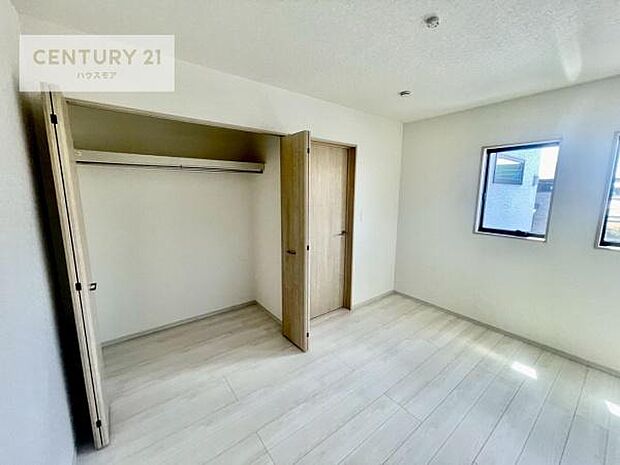 各居室収納付き！急なお客様が来客しても散らかったお部屋をサッと片付けられます！お部屋のスペースが生まれゆとりあるお部屋を演出することが出来ます！