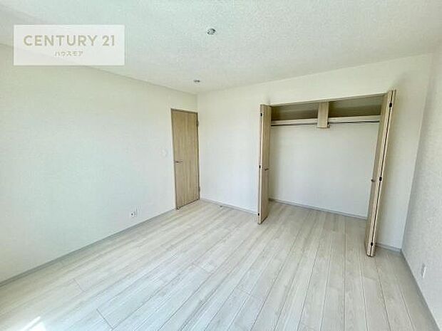 収納スペースがついています！居室をスッキリ整頓する事ができますね。家具を選ばないシンプルなデザインの為、家具を選ばずお気に入りの空間作りができそうですね。