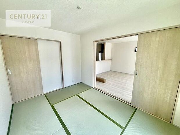 タタミの香りが安らぎを与える、リラックス空間。窓も大きく開放感のある和室となっております。日本人の心感じる「和」の空間。井草の香り漂う空間は癒しのひと時を演出してくれます！