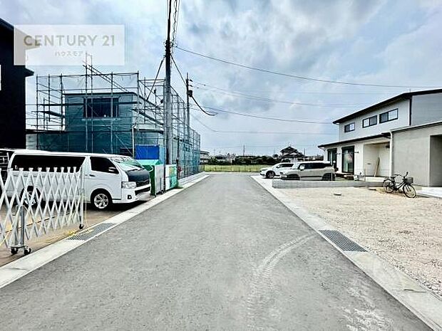 前面道路6ｍ！陽当り良好な立地です。車庫入れが苦手な方も安心ですね。