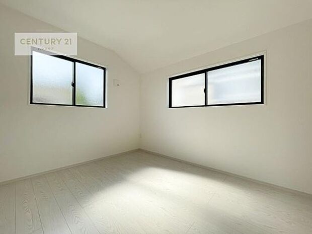 2面採光を確保した明るい室内は、風通しも良く、明るく大変居心地の良い空間となっております。リラックスして過ごせる心地の良いお部屋です！朝の目覚めがスッキリしますね！